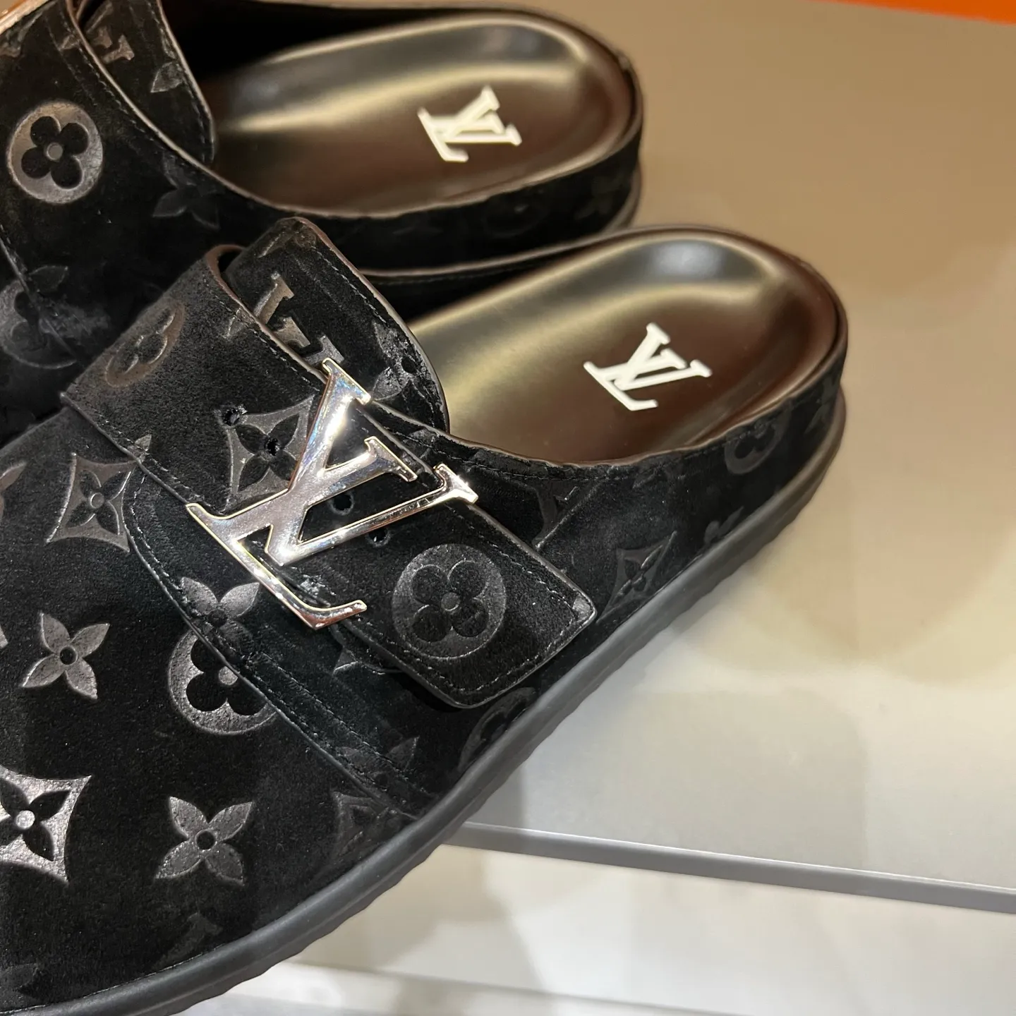 P360, 38-45 LV Easy 2025 new men's casual sandals, made of suede cow leather, with Monogram pattern to highlight the trendy style. Adjustable straps illuminated with LV letters, while a resilient insole and micro outsole provide lightweight comfort. Made of suede cow leather with embossed Monogram pattern and brand element metal hardware✅Adjustable straps➕Tough insole‼ ️Micro outsole. Comfortable and easy to wear‼ ️ P: 360, size: 38-45